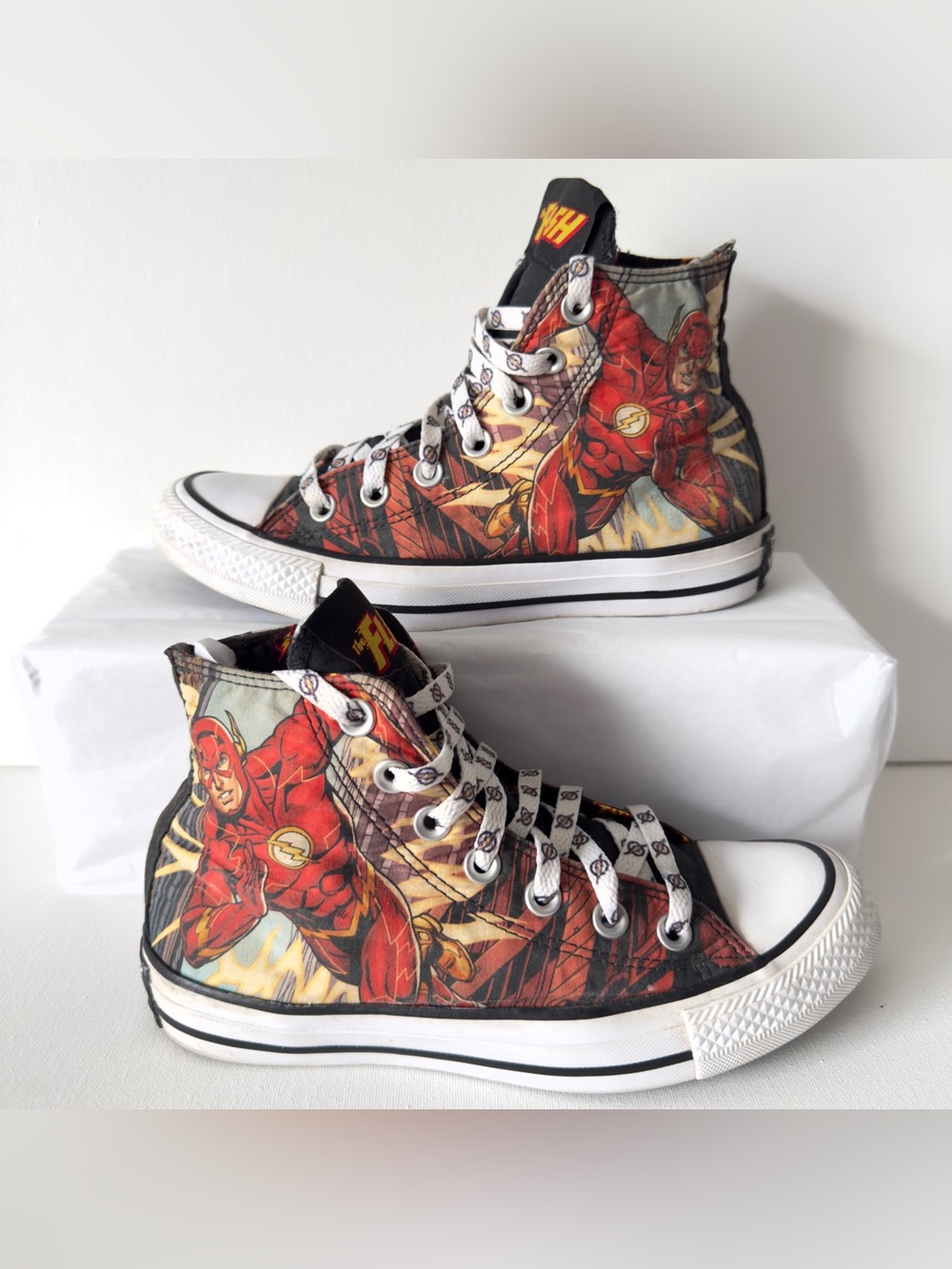 Converse Chuck Taylor All Star High Top Unisex DC Comics Men  4/ Women 6 Flash